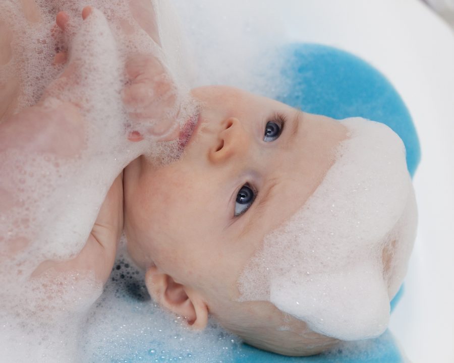 Baby will nicht baden (Bild von Pavel Kraus auf Pixabay)